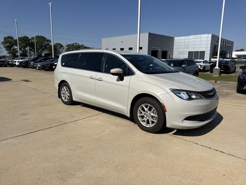 Used 2017 Chrysler Pacifica Touring image 10