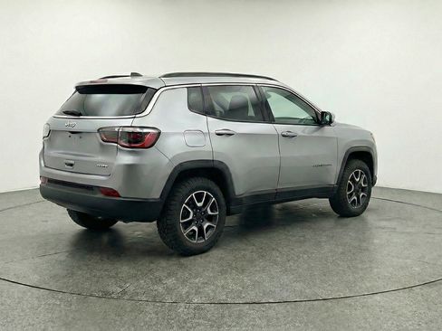 Used 2025 Jeep Compass Trailhawk AWD/4WD image 9