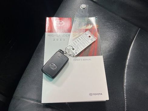 Used 2013 Toyota Highlander Limited image 30