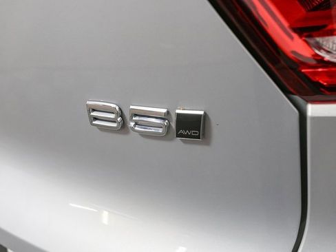 Used 2025 Volvo XC40 B5 Core image 9