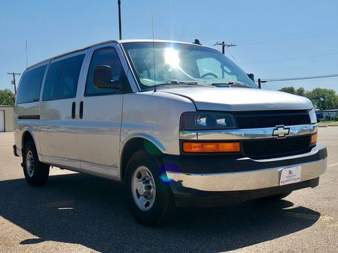 Used 2017 Chevrolet Express 2500 image 3