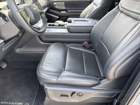 Used 2025 Ford Expedition Platinum w/ Driver's Package AWD/4WD image 9