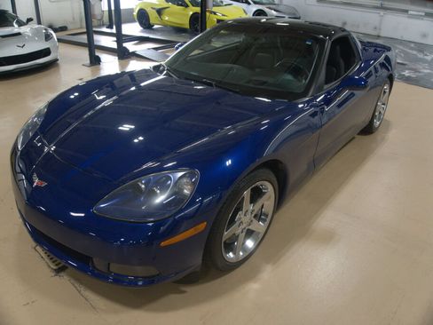 Used 2007 Chevrolet Corvette Coupe w/ Preferred Equipment Group RWD image 2