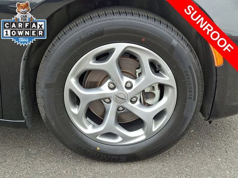 Used 2024 Chrysler Pacifica Limited FWD image 8