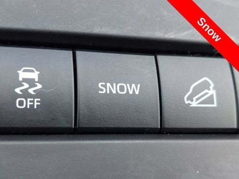 Used 2022 Toyota Highlander XLE AWD/4WD image 23