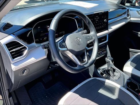 Certified 2025 Volkswagen Taos SE w/ Panoramic Sunroof Package image 14