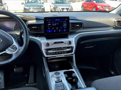 Used 2022 Ford Explorer XLT image 6