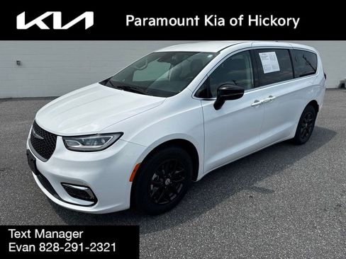Used 2024 Chrysler Pacifica Touring-L FWD image 1
