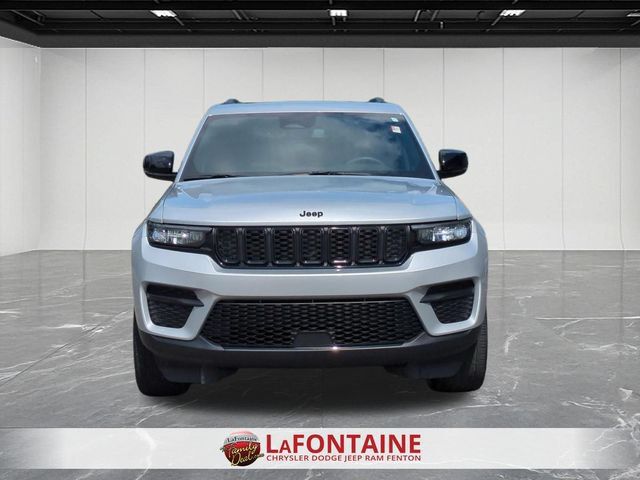 Used 2024 Jeep Grand Cherokee Altitude AWD/4WD image 8