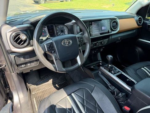 Used 2020 Toyota Tacoma SR5 RWD image 6