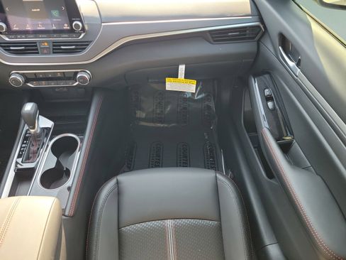 Used 2025 Nissan Altima 2.5 SR FWD image 16