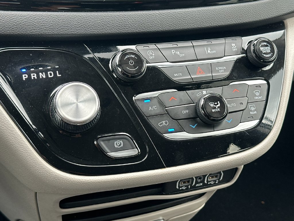 Used 2024 Chrysler Pacifica Touring-L FWD image 20