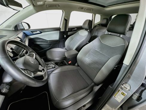 Used 2023 Volkswagen Taos SE w/ Panoramic Sunroof Package AWD/4WD image 15