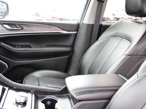 Used 2023 Jeep Grand Cherokee 30th Anniversary image 28