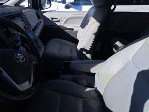 Used 2020 Toyota Sienna XLE Premium image 4