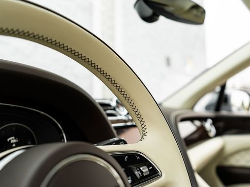 Certified 2022 Bentley Bentayga AWD/4WD image 33