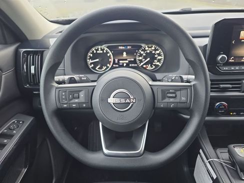 Used 2025 Nissan Pathfinder S image 16