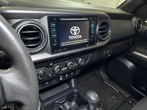Used 2019 Toyota Tacoma TRD Off-Road image 38