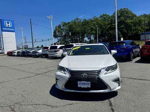 Used 2017 Lexus ES 350 w/ Luxury Package FWD image 2