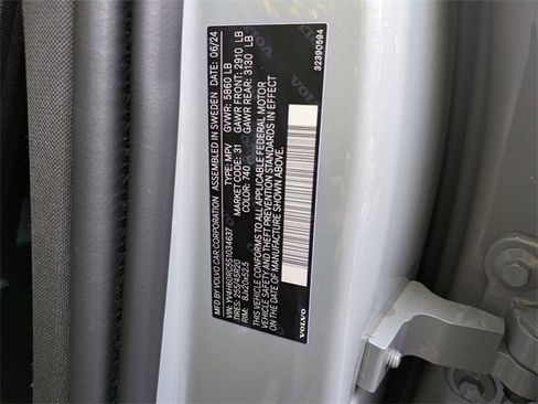 Certified 2025 Volvo XC60 T8 Plus w/ Protection Package Premier image 33