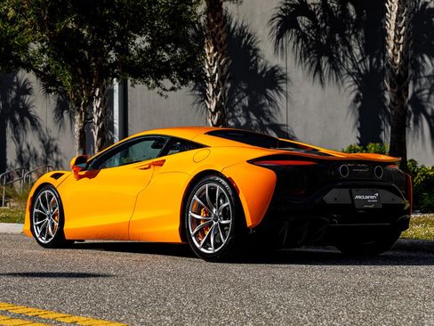 Used 2025 McLaren Artura image 27