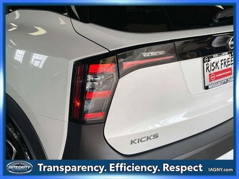 Used 2025 Nissan Kicks SV AWD/4WD image 11