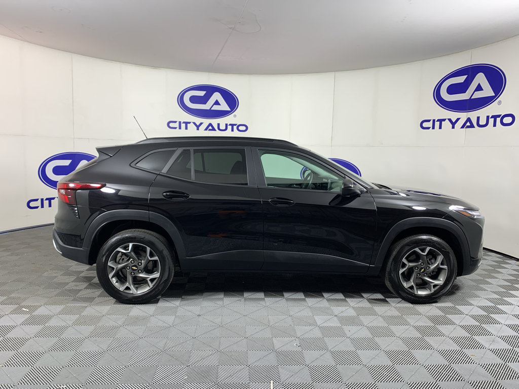Used 2025 Chevrolet Trax LT FWD image 2