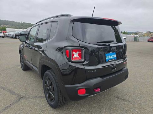 Used 2018 Jeep Renegade Trailhawk w/ Popular Equipment Group AWD/4WD image 3