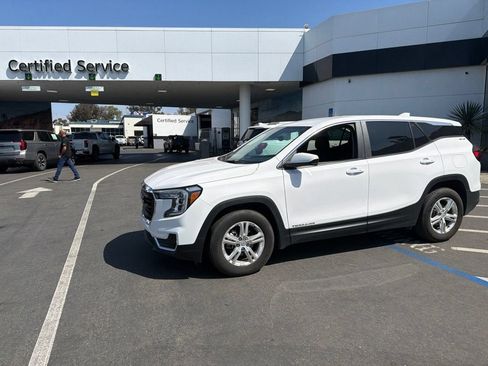 Used 2024 GMC Terrain SLE FWD image 1