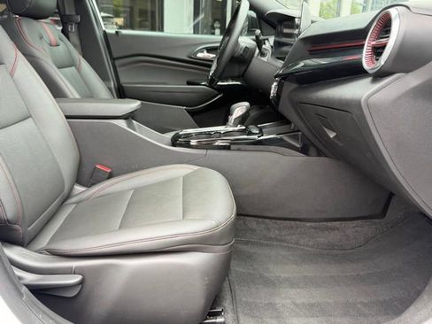 Used 2025 Chevrolet Trax RS w/ Sunroof Package FWD image 17