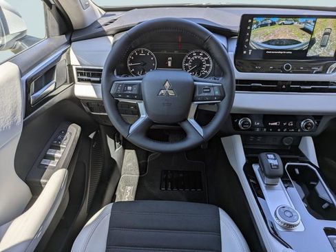 New 2026 Mitsubishi Outlander SE FWD image 17