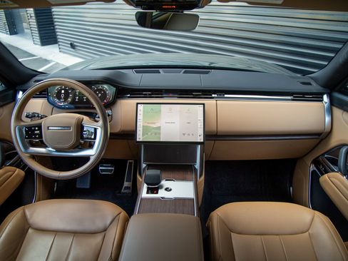 Used 2025 Land Rover Range Rover SE AWD/4WD image 19