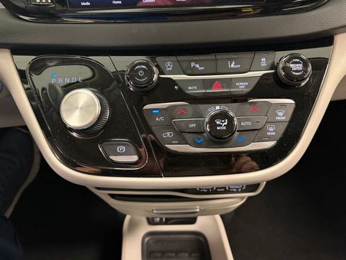 Used 2023 Chrysler Pacifica Touring-L FWD image 27