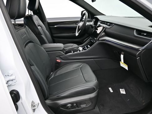 Used 2024 Jeep Grand Cherokee Overland image 17