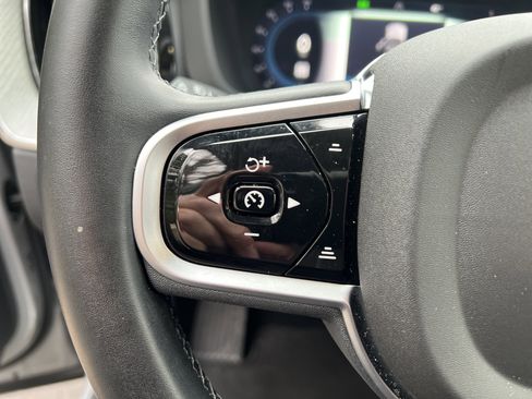Used 2025 Volvo XC60 B5 Plus image 19