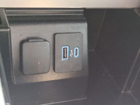 Used 2022 Ford Explorer XLT w/ Equipment Group 202A image 30