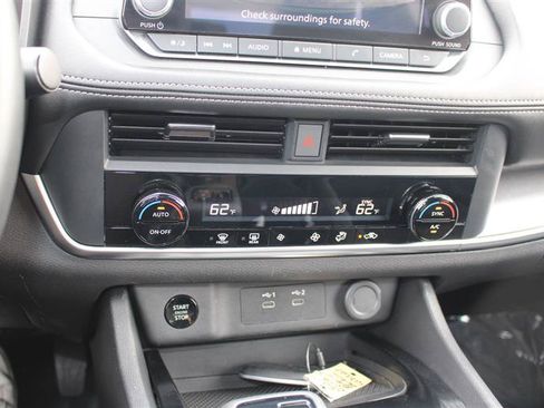 Used 2025 Nissan Rogue SV AWD/4WD image 17