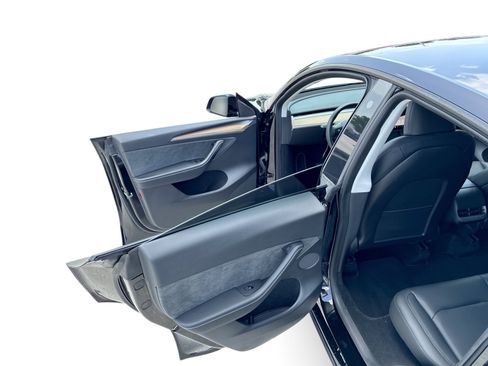 Certified 2023 Tesla Model Y AWD image 10