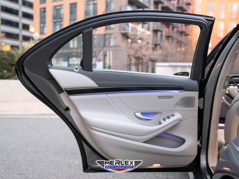 Used 2015 Mercedes-Benz S 550 Sedan w/ Sport Package w/ Sport Package image 47