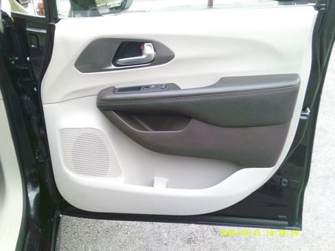 Used 2017 Chrysler Pacifica Touring-L image 20