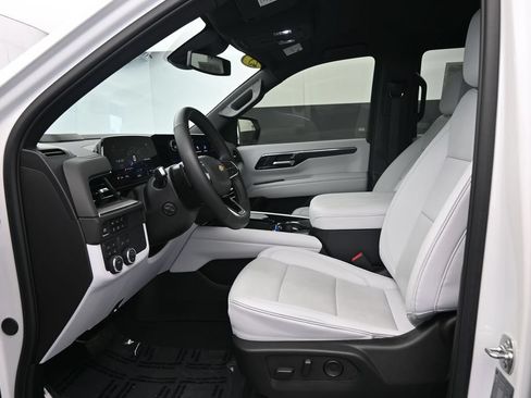 Used 2025 Chevrolet Tahoe Premier AWD/4WD image 16