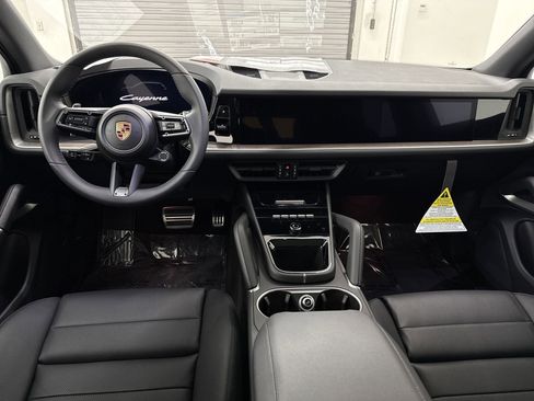 Used 2025 Porsche Cayenne image 15