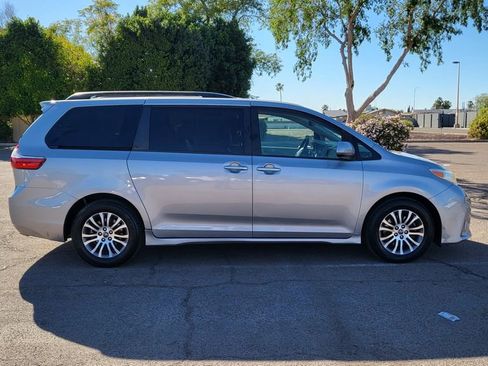 Used 2018 Toyota Sienna XLE w/ XLE Navigation Package image 10
