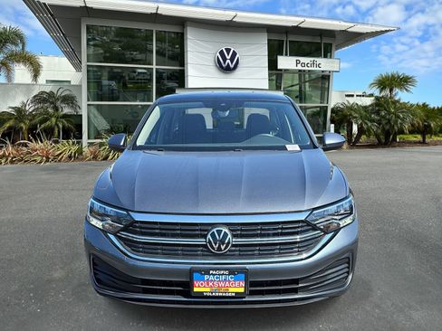 Certified 2023 Volkswagen Jetta SE w/ Panoramic Sunroof Package FWD image 2