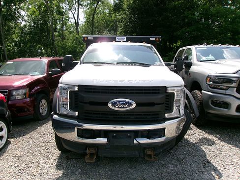 Used 2018 Ford F550 4x4 Regular Cab Super Duty image 2