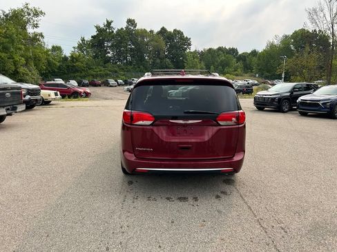 Used 2019 Chrysler Pacifica Touring-L FWD image 5
