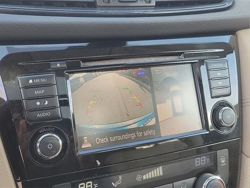 Used 2018 Nissan Rogue SL w/ Premium Package image 16