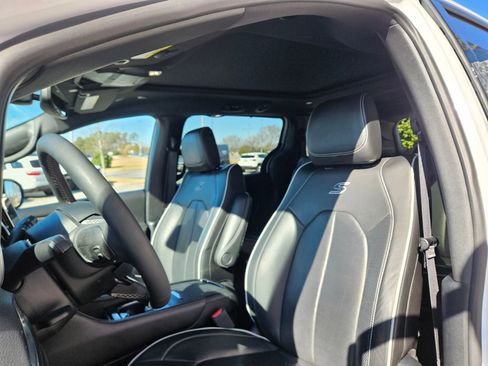 Used 2025 Chrysler Pacifica Limited image 21