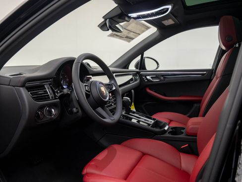 Certified 2026 Porsche Macan AWD/4WD image 4