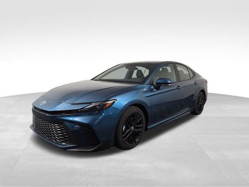 Used 2025 Toyota Camry SE FWD image 2
